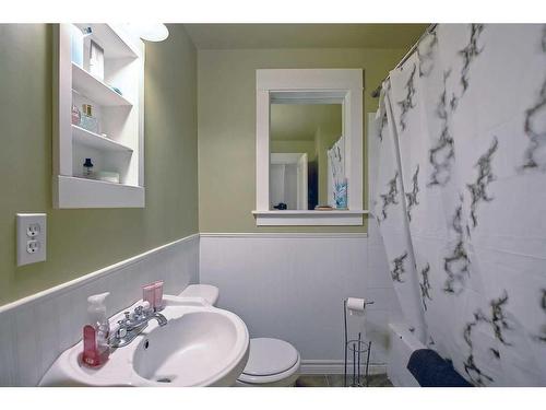 2135 16A Street Sw, Calgary, AB - Indoor Photo Showing Bathroom
