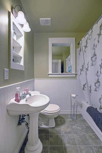 2135 16A Street Sw, Calgary, AB - Indoor Photo Showing Bathroom