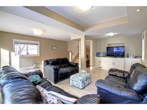 2135 16A Street Sw, Calgary, AB - Indoor Photo Showing Living Room
