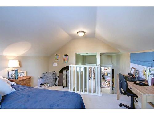 2135 16A Street Sw, Calgary, AB - Indoor Photo Showing Bedroom