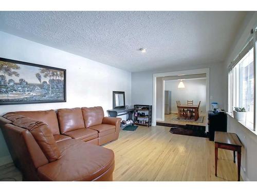 2135 16A Street Sw, Calgary, AB - Indoor Photo Showing Living Room
