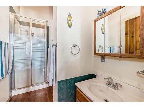 240 Center Street, Mossleigh, AB - Indoor Photo Showing Bathroom