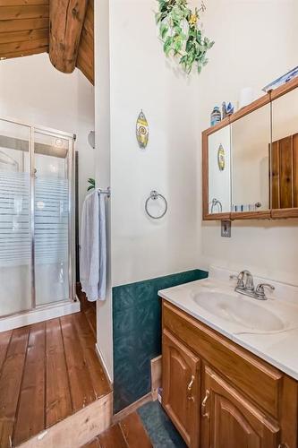 240 Center Street, Mossleigh, AB - Indoor Photo Showing Bathroom