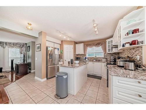 125 Tarington Park Ne, Calgary, AB - Indoor Photo Showing Kitchen With Upgraded Kitchen