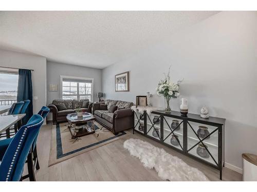 647-101 Sunset Drive, Cochrane, AB - Indoor Photo Showing Living Room