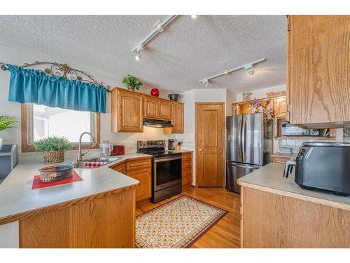 230 Hamptons Park Nw, Calgary, AB - Indoor Photo Showing Kitchen