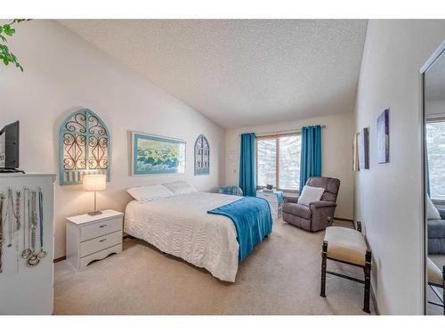 230 Hamptons Park Nw, Calgary, AB - Indoor Photo Showing Bedroom