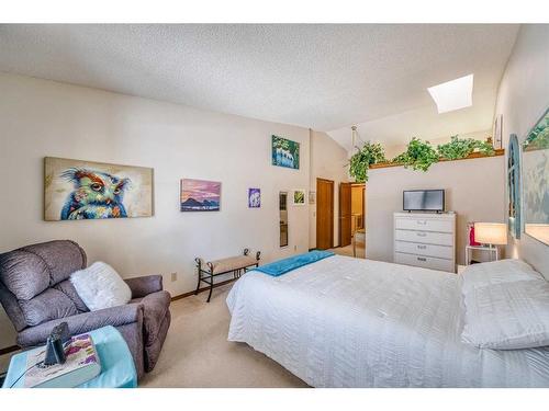 230 Hamptons Park Nw, Calgary, AB - Indoor Photo Showing Bedroom