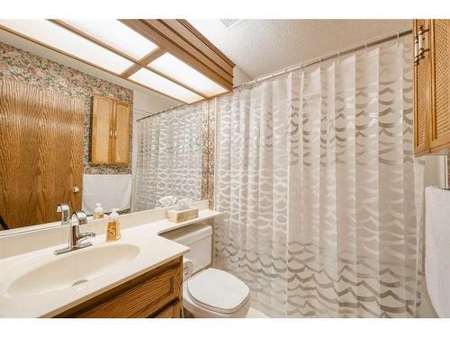 230 Hamptons Park Nw, Calgary, AB - Indoor Photo Showing Bathroom