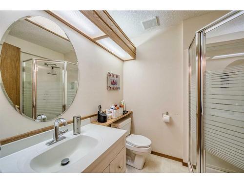 230 Hamptons Park Nw, Calgary, AB - Indoor Photo Showing Bathroom