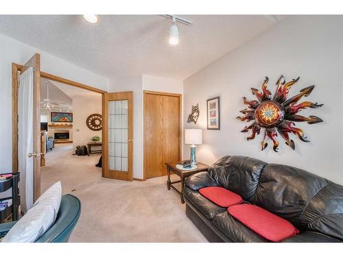 230 Hamptons Park Nw, Calgary, AB - Indoor Photo Showing Living Room
