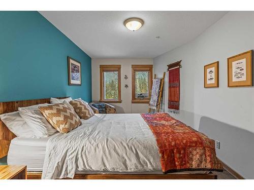 202-743 Railway Avenue, Canmore, AB - Indoor Photo Showing Bedroom