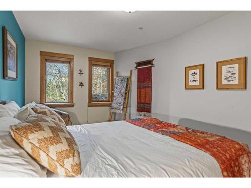 202-743 Railway Avenue, Canmore, AB - Indoor Photo Showing Bedroom
