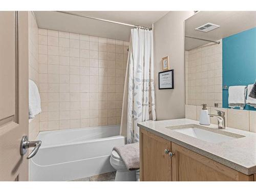 202-743 Railway Avenue, Canmore, AB - Indoor Photo Showing Bathroom