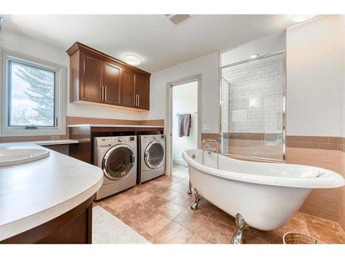 139 Valhalla Crescent Nw, Calgary, AB - Indoor Photo Showing Laundry Room