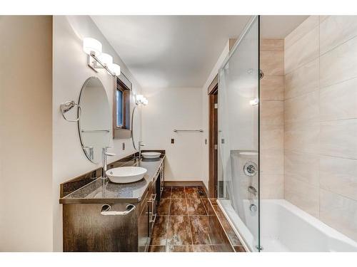135 31 Avenue Nw, Calgary, AB - Indoor Photo Showing Bathroom