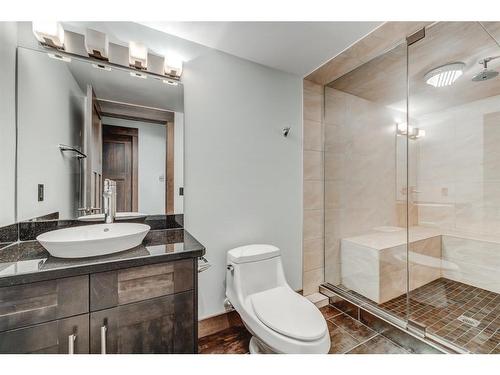 135 31 Avenue Nw, Calgary, AB - Indoor Photo Showing Bathroom