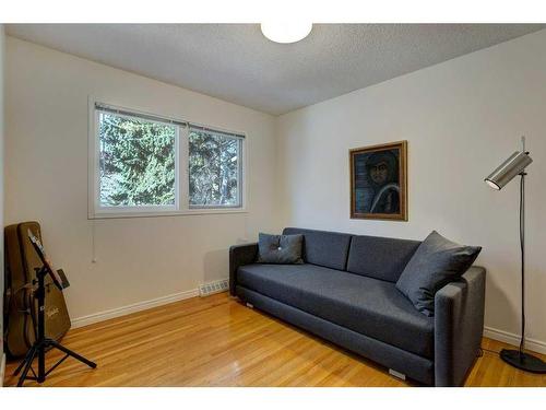 660 Willow Brook Drive Se, Calgary, AB - Indoor Photo Showing Living Room
