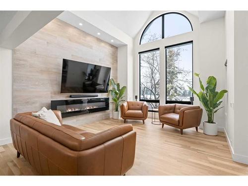 931 Shawnee Drive Sw, Calgary, AB - Indoor Photo Showing Living Room