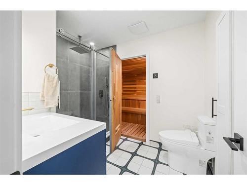931 Shawnee Drive Sw, Calgary, AB - Indoor Photo Showing Bathroom