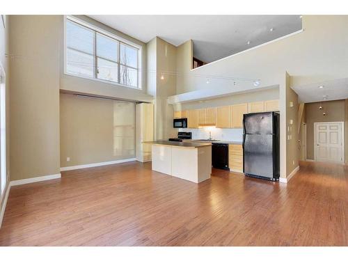 111-1505 27 Avenue Sw, Calgary, AB - Indoor Photo Showing Kitchen