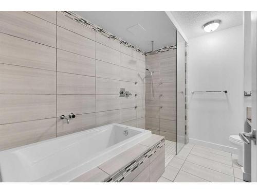 111-1505 27 Avenue Sw, Calgary, AB - Indoor Photo Showing Bathroom