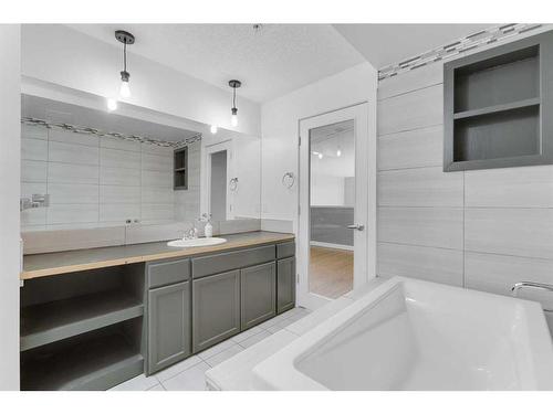 111-1505 27 Avenue Sw, Calgary, AB - Indoor Photo Showing Bathroom