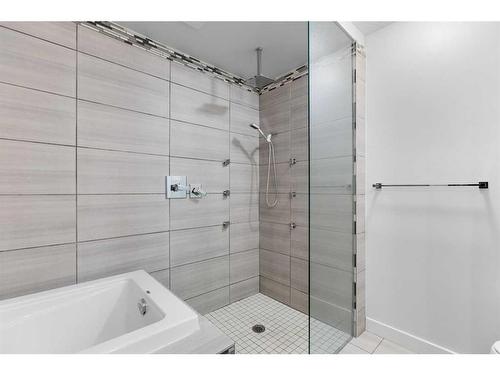 111-1505 27 Avenue Sw, Calgary, AB - Indoor Photo Showing Bathroom