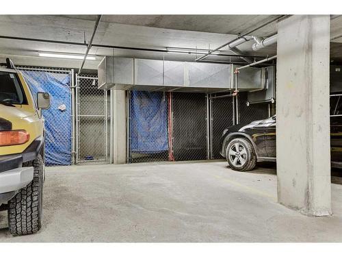 111-1505 27 Avenue Sw, Calgary, AB - Indoor Photo Showing Garage