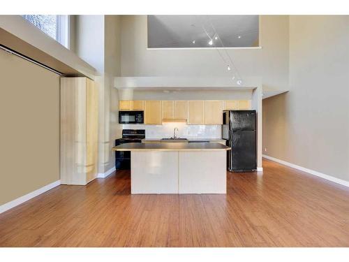 111-1505 27 Avenue Sw, Calgary, AB - Indoor Photo Showing Kitchen