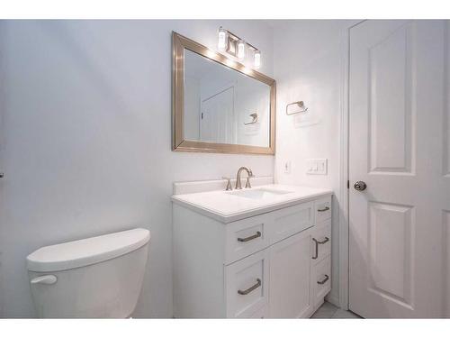 14333 Evergreen Street Sw, Calgary, AB - Indoor Photo Showing Bathroom