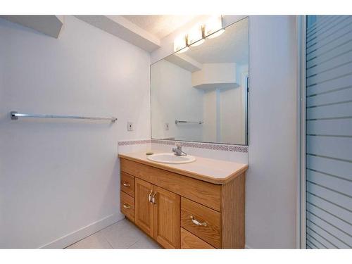 14333 Evergreen Street Sw, Calgary, AB - Indoor Photo Showing Bathroom
