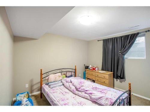 229 Evanspark Gardens Nw, Calgary, AB - Indoor Photo Showing Bedroom