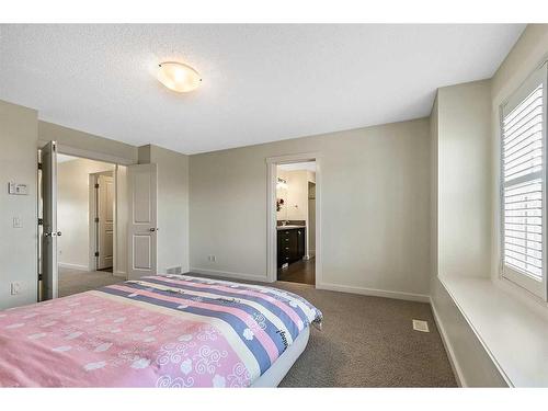 4720 Elgin Avenue Se, Calgary, AB - Indoor Photo Showing Bedroom