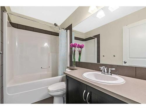 4720 Elgin Avenue Se, Calgary, AB - Indoor Photo Showing Bathroom