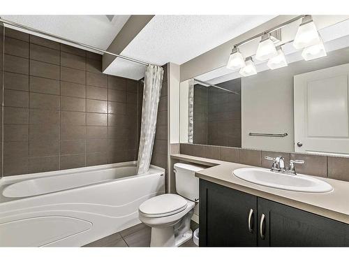 4720 Elgin Avenue Se, Calgary, AB - Indoor Photo Showing Bathroom
