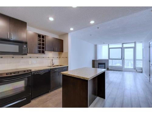 2303-77 Spruce Place Sw, Calgary, AB - Indoor Photo Showing Kitchen