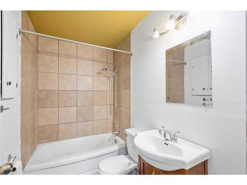 1515 43 Street Se, Calgary, AB - Indoor Photo Showing Bathroom
