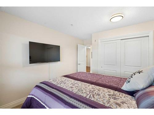 3201-10221 Tuscany Boulevard Nw, Calgary, AB - Indoor Photo Showing Bedroom