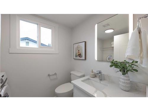 16 Cedarwood Place Sw, Calgary, AB - Indoor Photo Showing Bathroom