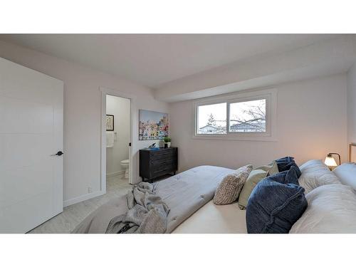 16 Cedarwood Place Sw, Calgary, AB - Indoor Photo Showing Bedroom