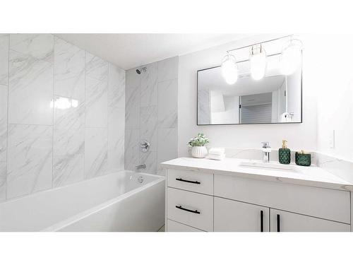 16 Cedarwood Place Sw, Calgary, AB - Indoor Photo Showing Bathroom