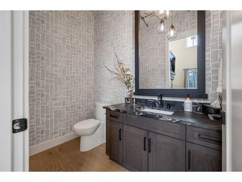 10 Alexandria Green Sw, Calgary, AB - Indoor Photo Showing Bathroom