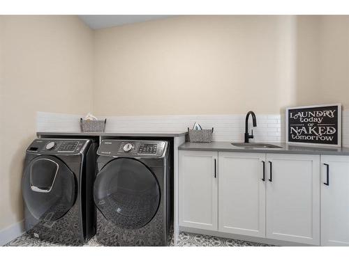 10 Alexandria Green Sw, Calgary, AB - Indoor Photo Showing Laundry Room