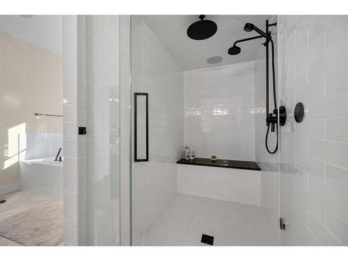 10 Alexandria Green Sw, Calgary, AB - Indoor Photo Showing Bathroom