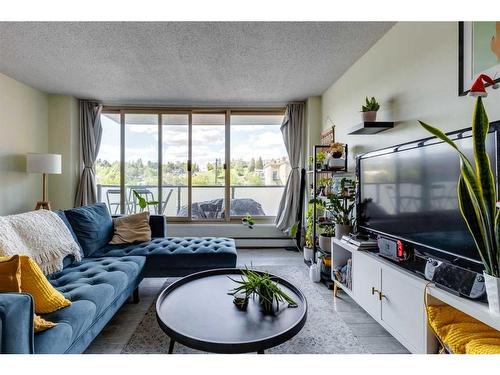331-1421 7 Avenue Nw, Calgary, AB - Indoor Photo Showing Living Room