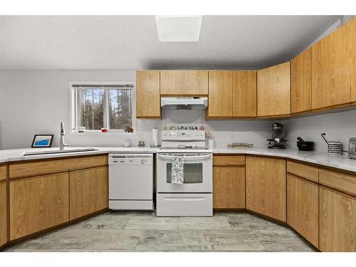 3-32579 Range Road 52, Rural Mountain View County, AB - Indoor Photo Showing Kitchen