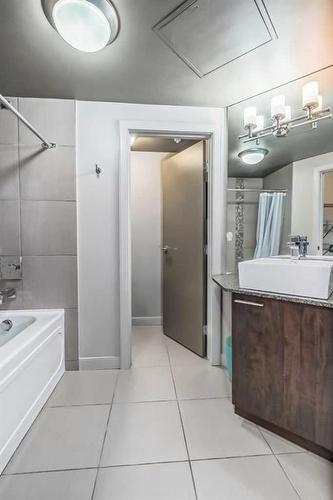 1701-220 12 Avenue Se, Calgary, AB - Indoor Photo Showing Bathroom