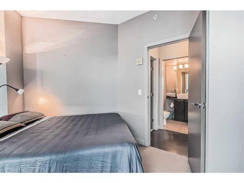 1701-220 12 Avenue Se, Calgary, AB - Indoor Photo Showing Bedroom
