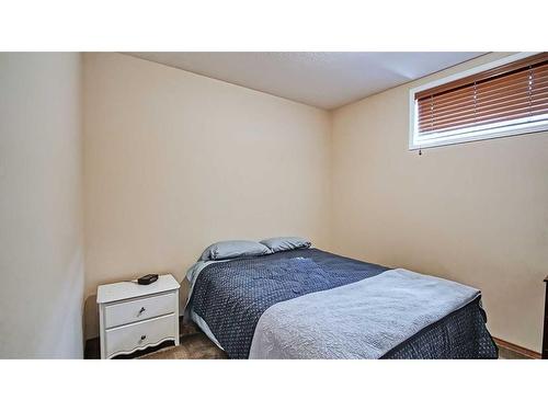 39 Panatella Crescent Nw, Calgary, AB - Indoor Photo Showing Bedroom